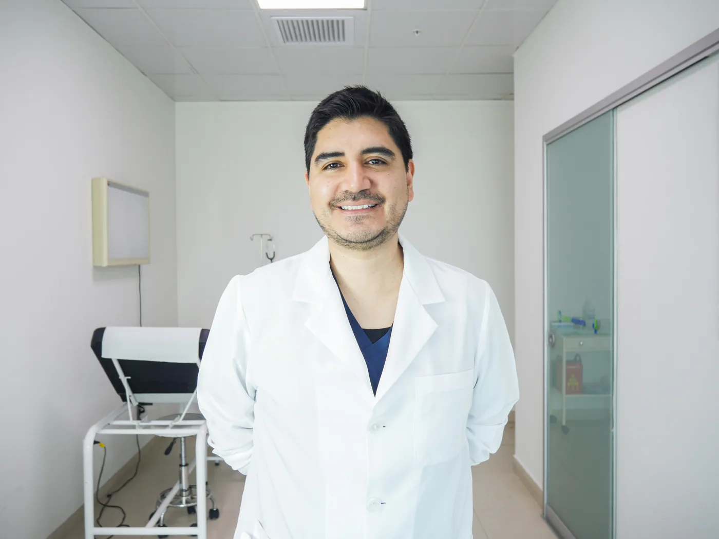 Área de exploración clínica y equipamiento médico del consultorio del Dr. Luis Schwarz