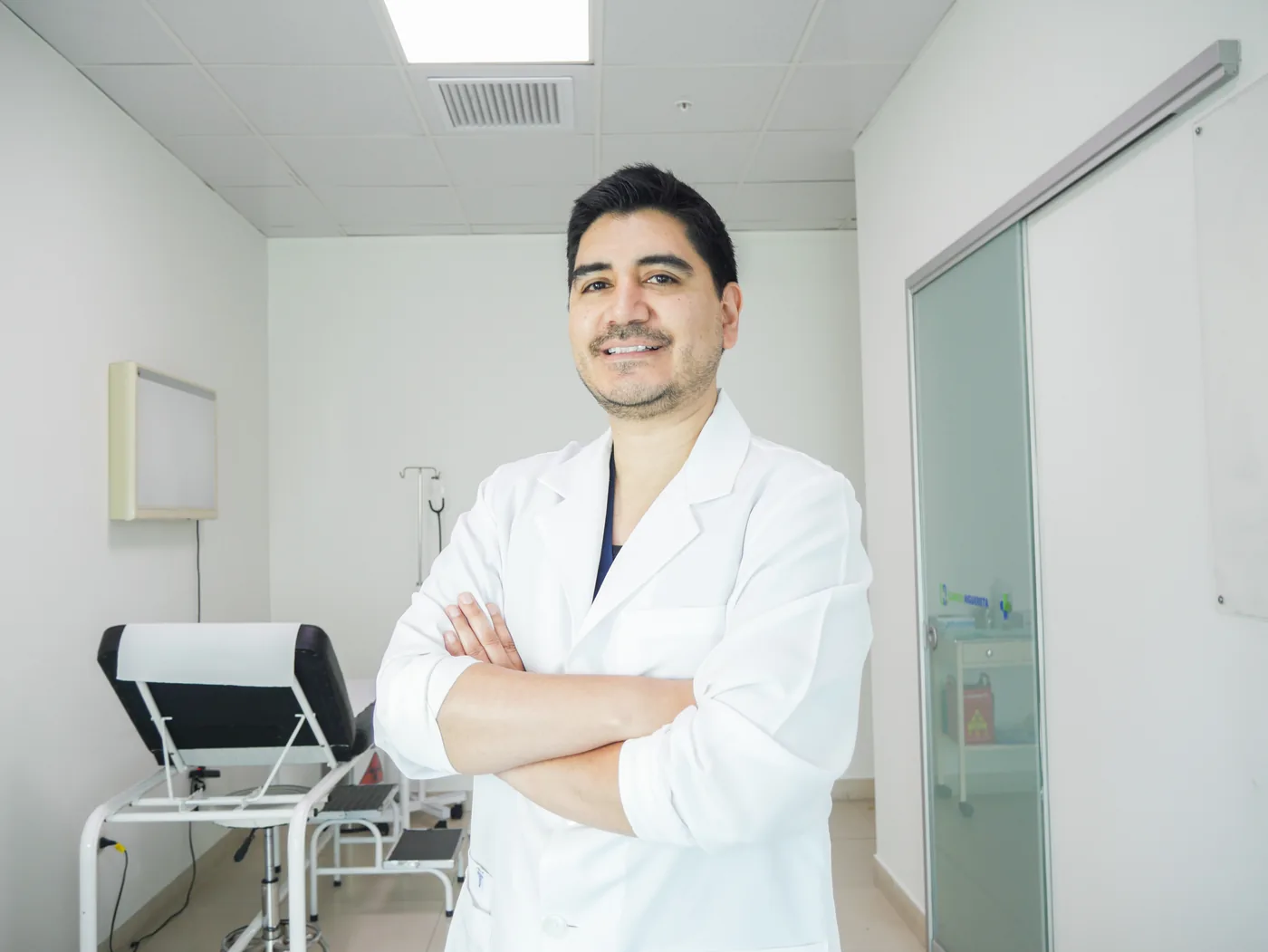 Dr. Luis Schwarz en el área médica, brindando seguridad y experiencia clínica