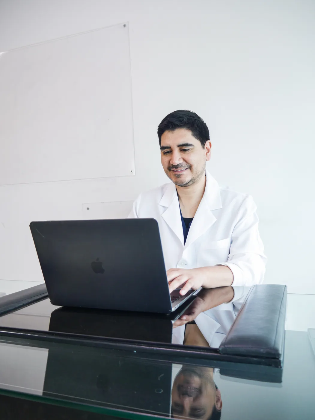 Dr. Luis Schwarz analizando literatura científica y protocolos internacionales