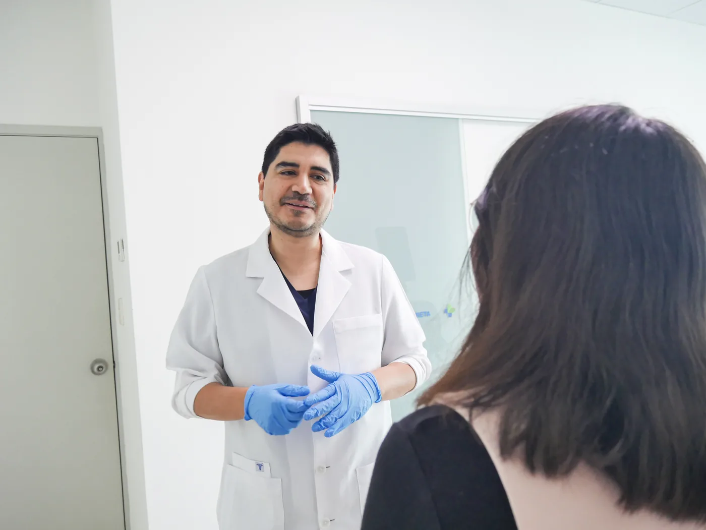 Dr. Luis Schwarz coordinando indicaciones médicas en el área de consulta